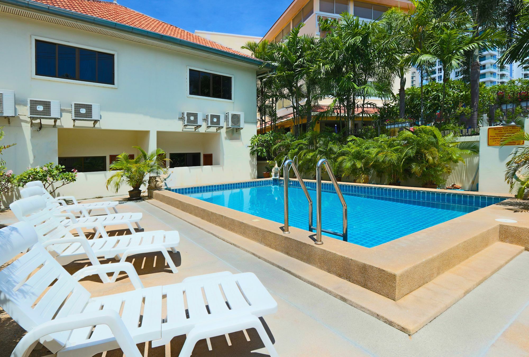 Ashford Villas Cosy Beach Pattaya Bagian luar foto