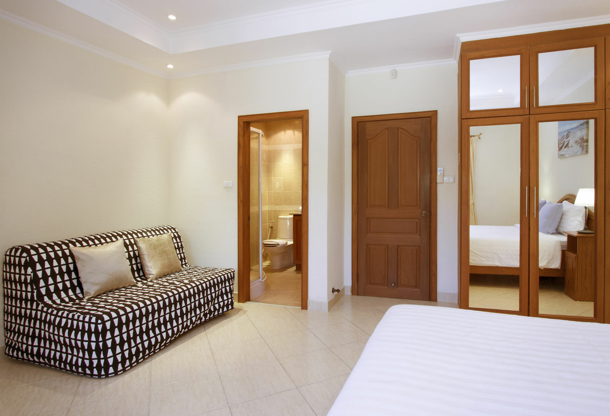 Ashford Villas Cosy Beach Pattaya Bagian luar foto