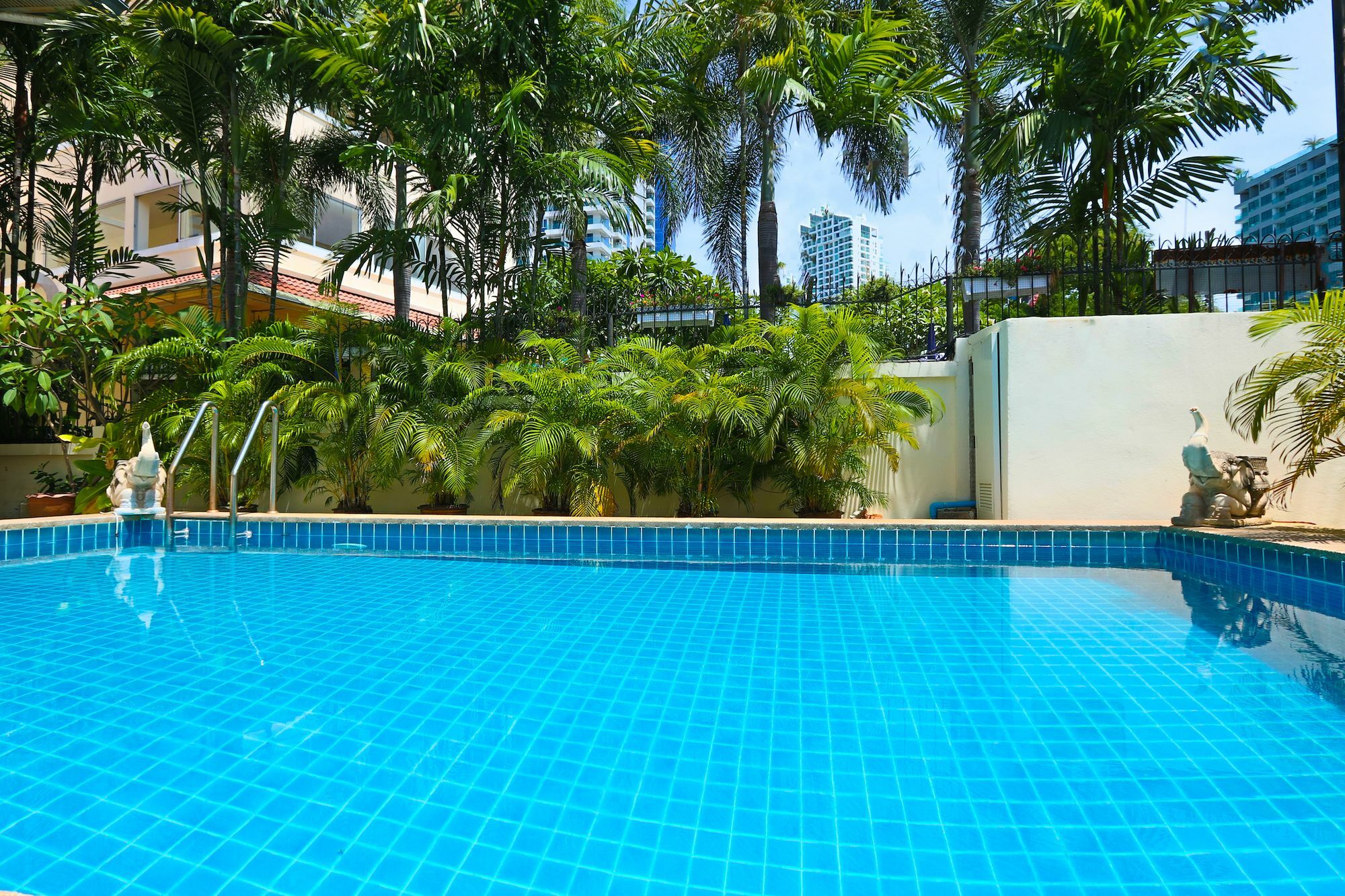 Ashford Villas Cosy Beach Pattaya Bagian luar foto
